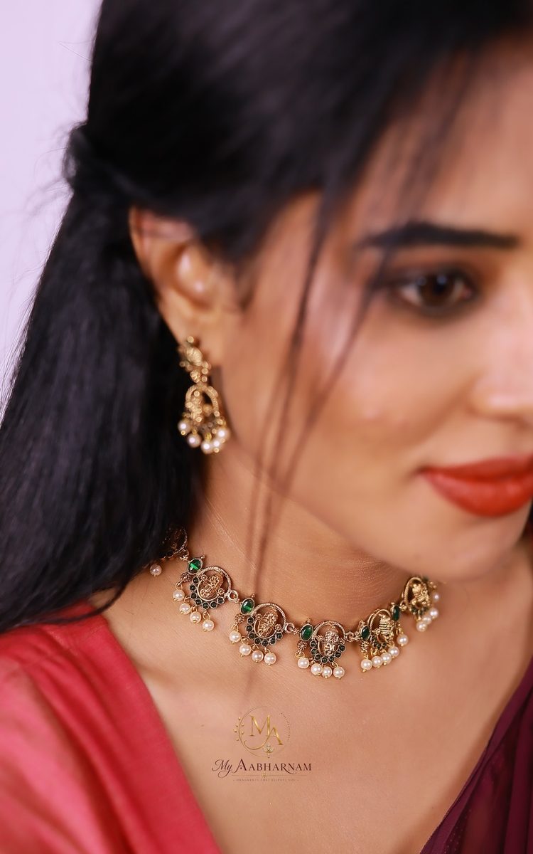 Temple choker necklace with earrings
