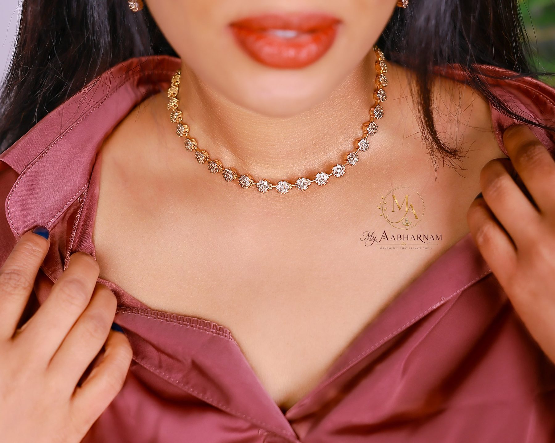 Sparkling flower-motif necklace